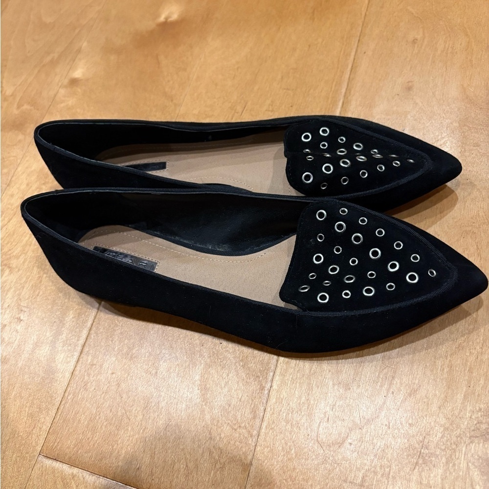 Tahari Esther Suede Grommet pointed toe flats flack shoes  sz 8 new without box